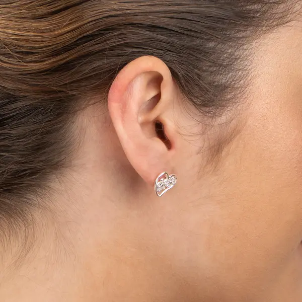 Brinco Prata Coração Com Detalhes De Flor