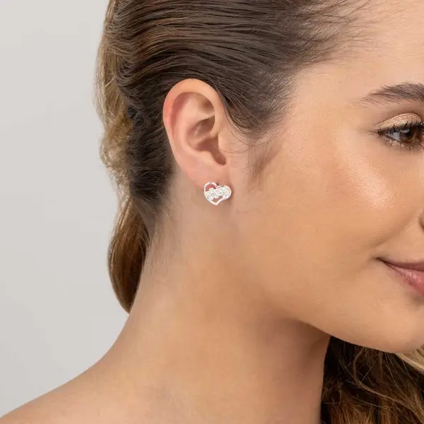 Brinco Prata Coração Com Detalhes De Flor