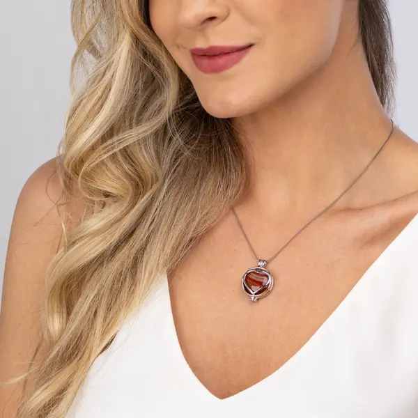 Colar Relicário Banho Rodio Formato De Coração 7 Pedras Naturais Sortidas