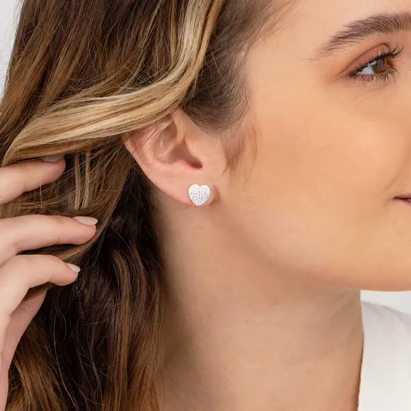 Brinco Prata Leve Essence Coração Cravejado