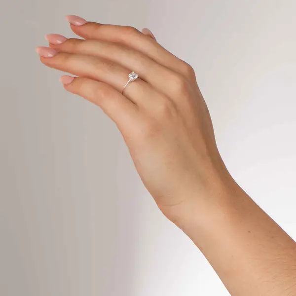 Anel Prata Solitário com Zircônia e Coração na Base