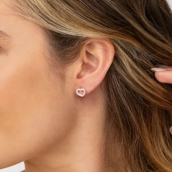 Brinco Prata Leve Coração Vazado Liso