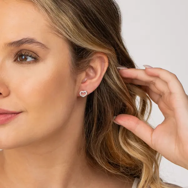 Brinco Prata Leve Coração Vazado Liso