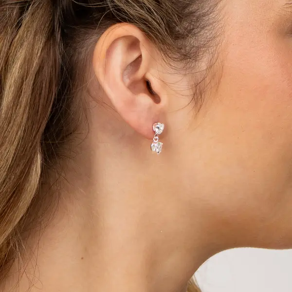 Brinco Prata Leve Dois Corações em Zircônia