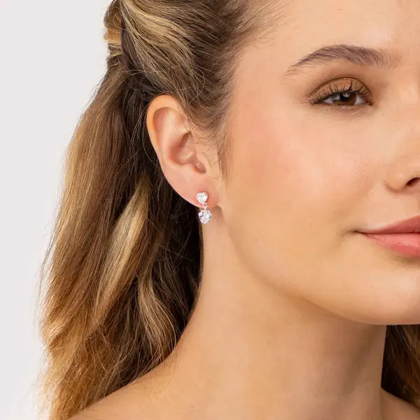 Brinco Prata Leve Dois Corações em Zircônia