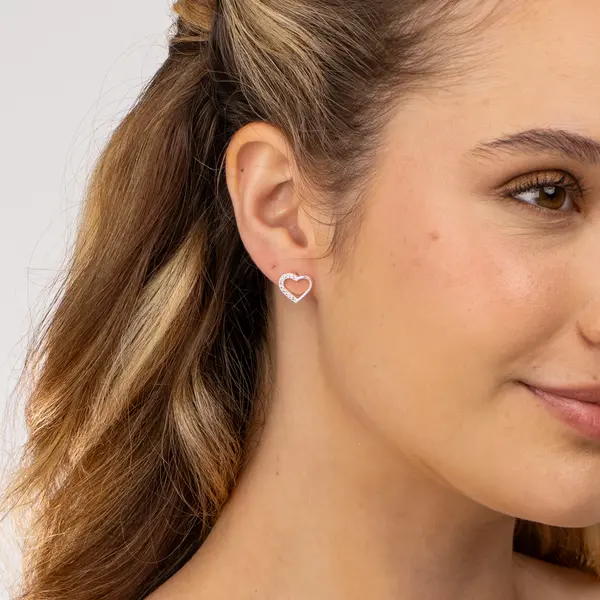 Brinco Prata Leve Coração Metade com Zircônias