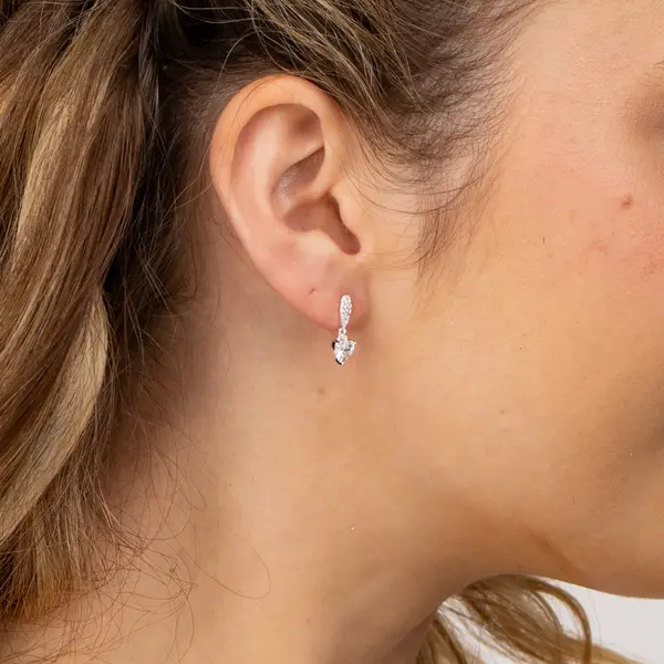 Brinco Prata Leve Coração Pendente com Zircônias