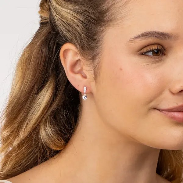 Brinco Prata Leve Coração Pendente com Zircônias