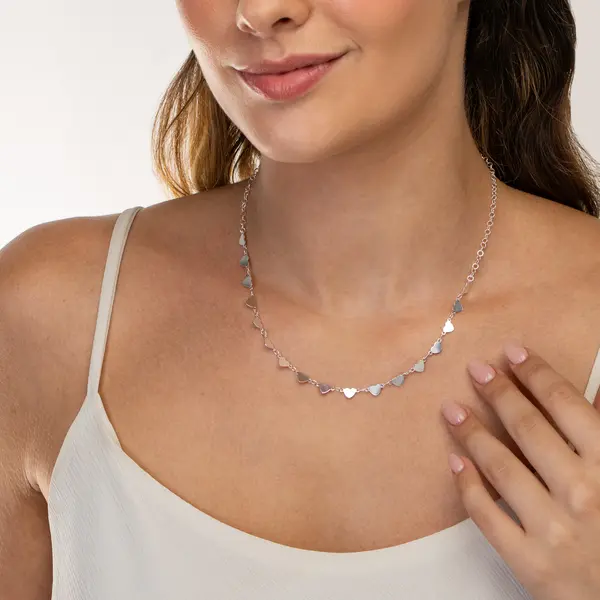 Gargantilha Prata Leve Plaquinhas Corações