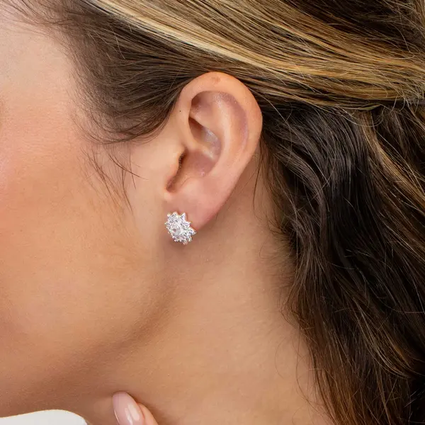 Brinco Prata Leve Flor de Corações Cravejados