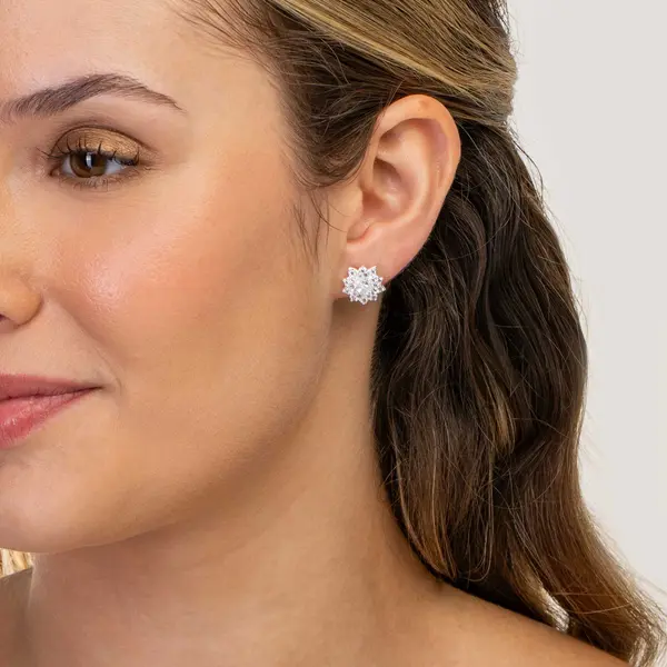 Brinco Prata Leve Flor de Corações Cravejados