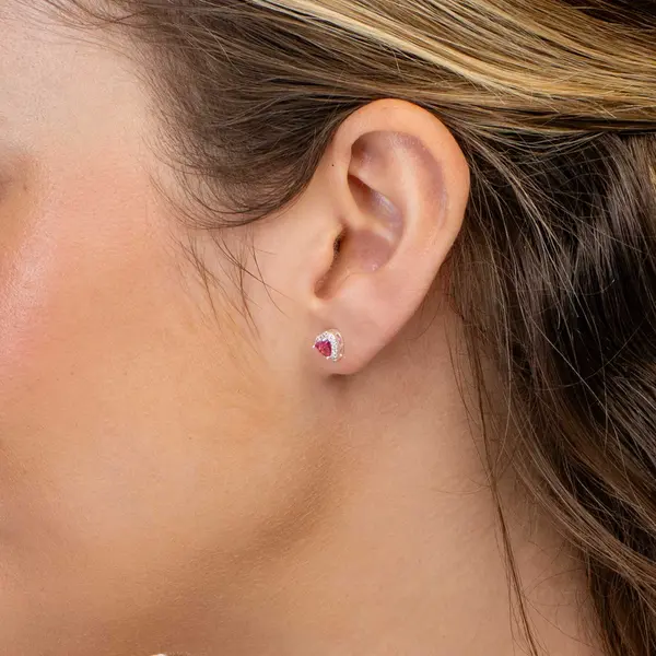 Brinco Prata Leve Coração Cravejado Vermelho