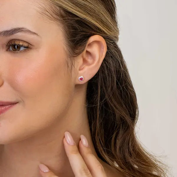 Brinco Prata Leve Coração Cravejado Vermelho